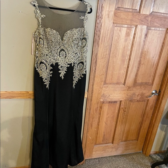 Women’s black gown - Picture 2 of 10